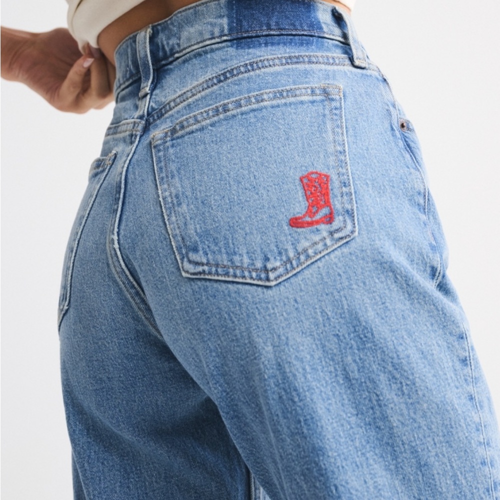 Abercrombie High Rise 90s Relaxed Cowboy Embroidered Jean